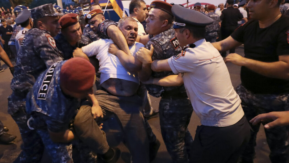 PROTESTI U JEREVANU! Traži se ostavka Pašinjana, preti novi sukob!