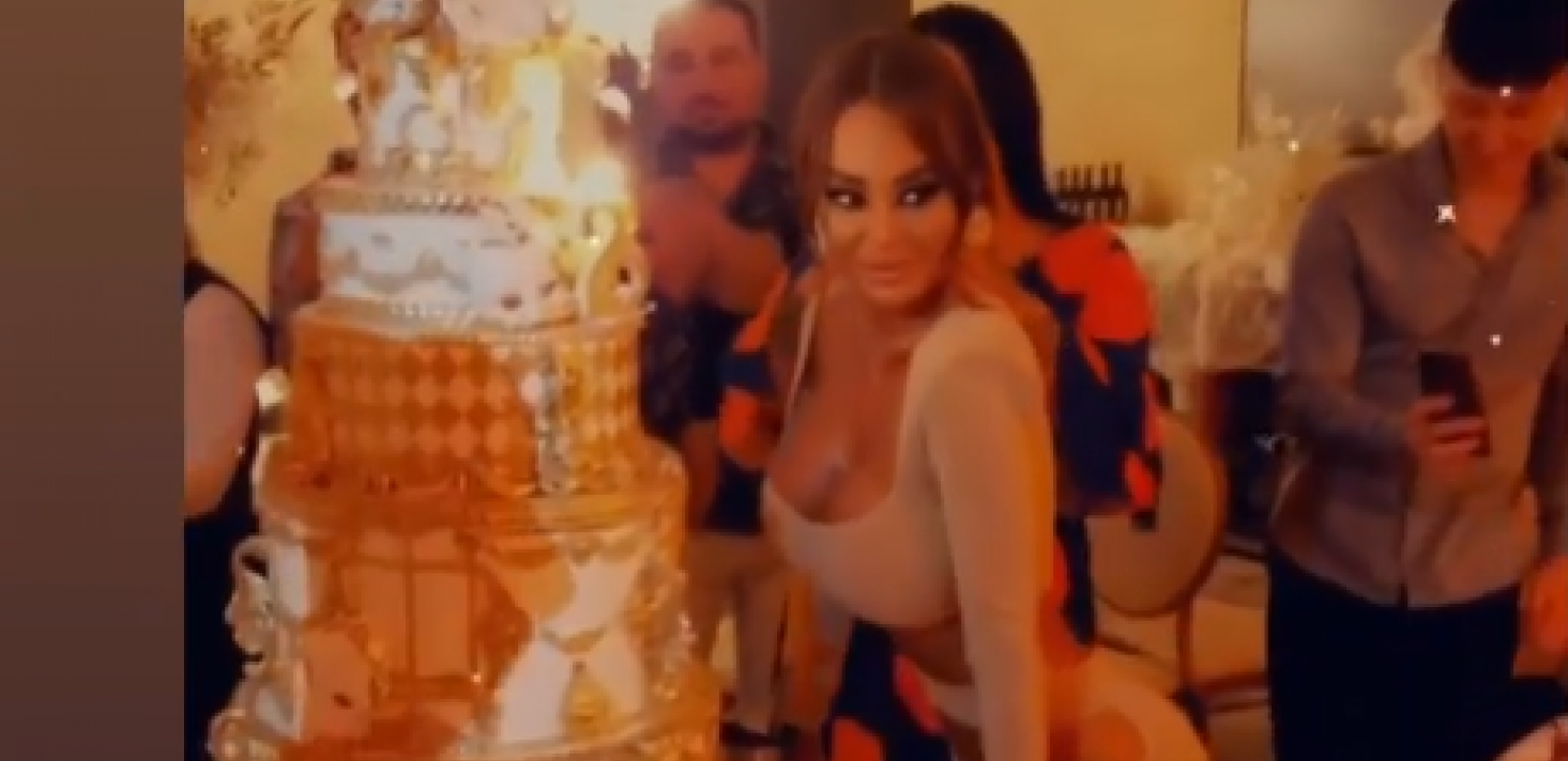 TORTA NA SEDAM SPRATOVA, CRVENI TEPIH Ana Korać proslavila 28. rođendan, sve pršti od luksuza (FOTO)