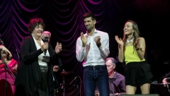 ĐOKOVIĆI NAPRAVILI HAOS NA BINI Nole zaigrao, Jelena zapevala, a sve zbog plemenitog cilja (FOTO)