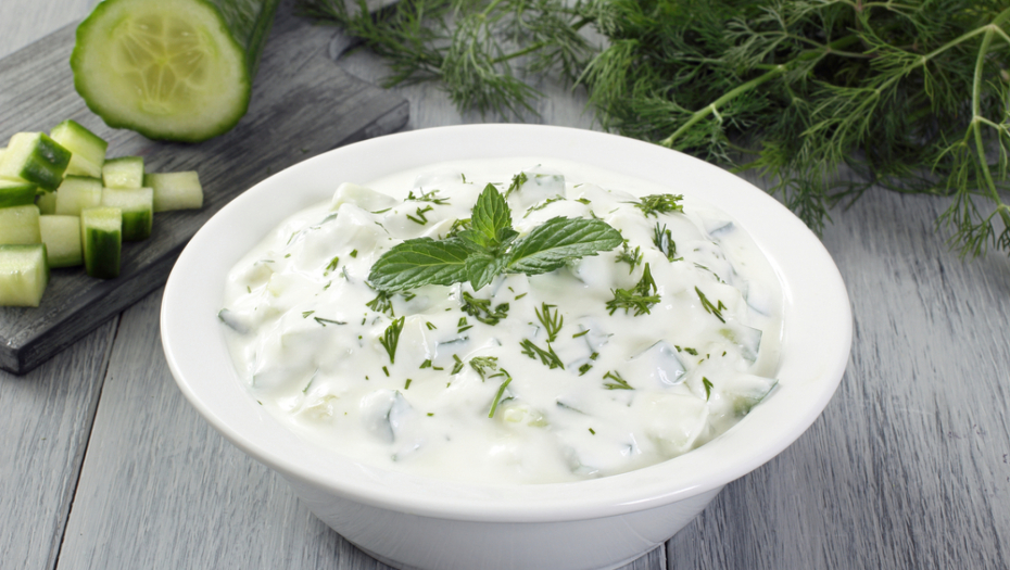 Savršeno ide uz meso: Salata sa krastavcima, belim lukom i jogurtom