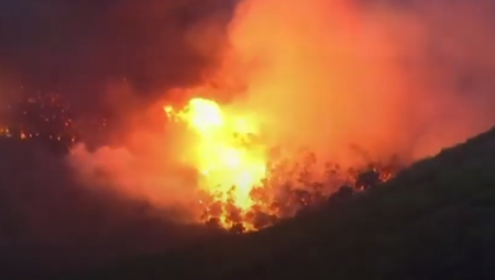 VELIKI POŽAR BESNI PORED ATINE Evakuacija ljudi u toku