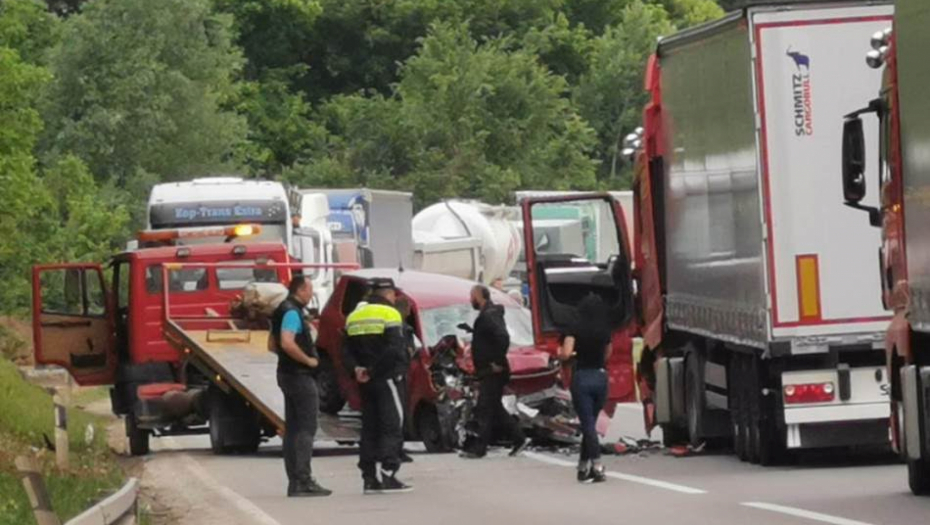 TEŠKA SAOBRAĆAJNA NESREĆA KOD PRIJEPOLJA Sudar šlepera i automobila, jedna osoba povređena!