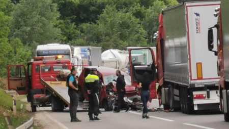 TEŠKA SAOBRAĆAJNA NESREĆA KOD PRIJEPOLJA Sudar šlepera i automobila, jedna osoba povređena!