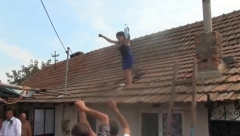 OVAKVU SVADBU NISTE VIDELI Kuma se popela na krov, a onda su poletele novčanice! Opšti haos (VIDEO)