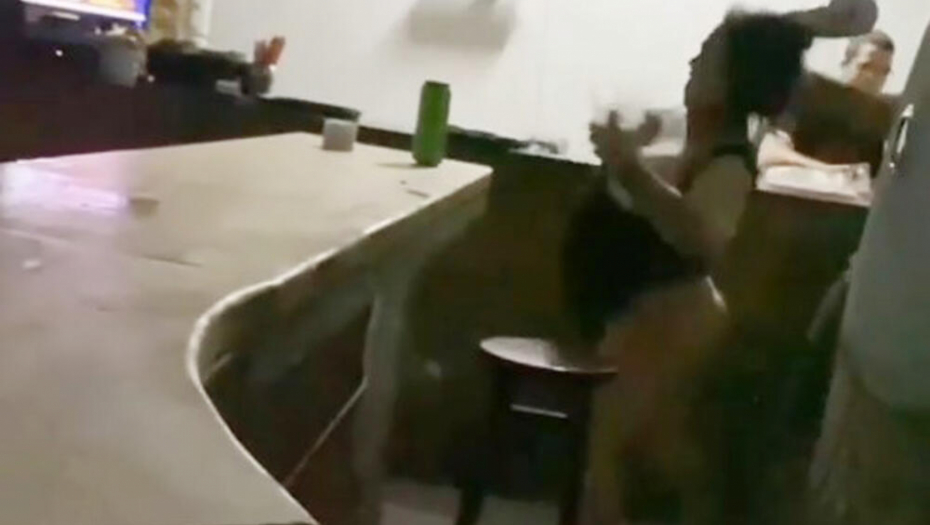 HAOS NA BAZENU - MASOVNA TUČA NA LEDINAMA Pomahnitala devojka skinula kupaći, pa gađala ljude čašama, a ovo je povod