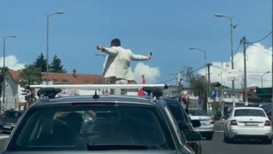 URNEBESNA SCENA U USTANIČKOJ Pijani kum nasred ulice zaustavio saobraćaj, pa uradio ovo - ljudi nisu mogli da veruju (VIDEO)