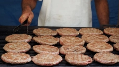 ZA SRPSKU PLJESKAVICU JE ČUO CEO SVET Uvrštena na listu 100 najboljih jela na planeti