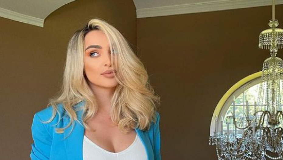 UMETNICA MORA BITI PLAVA! Maja Berović pokazala savšenu liniju nakon samo tri meseca od porođaja, a evo šta su svi prvo primetili (FOTO)