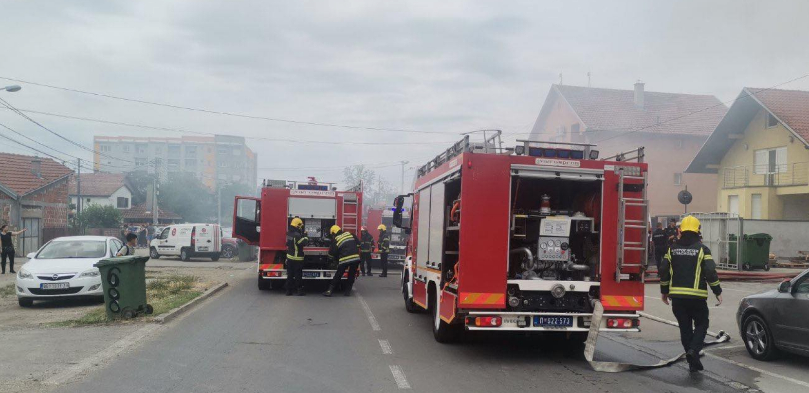 PRVE FOTOGRAFIJE POŽARA U ZEMUNU Pogledajte šta je ostalo od stana, intervencija u toku! (FOTO)