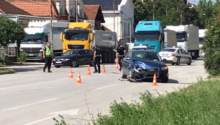 STRAVIČNA SAOBRAĆAJNA NESREĆA U ČAČKU Od siline udarca boca je pukla i prsnula vozaču u oči (FOTO)