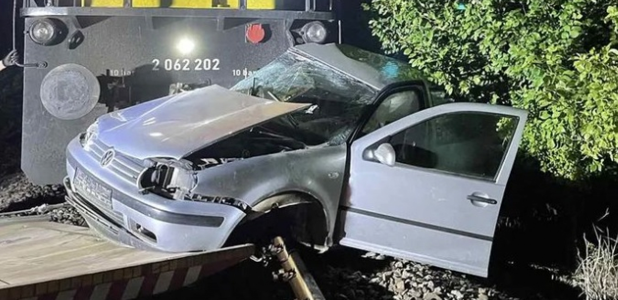 TERETNI VOZ NALETEO NA VOZILO Gurao ga 200 metara, žena nastradala na licu mesta!