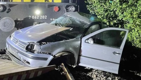 TERETNI VOZ NALETEO NA VOZILO Gurao ga 200 metara, žena nastradala na licu mesta!