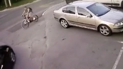 (UZNEMIRUJUĆI VIDEO) STRAVIČAN SNIMAK Horor na Altini, vozač "honde" pokosio dete na biciklu!