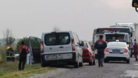 POVREĐENO DETE (2) I DVOJE ODRASLIH Teška nesreća na petlji Surčin!
