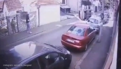 DEVOJKA USPELA ONO ŠTO NI KASKADERI NE BI Bizarna saobraćajna nesreća na Voždovcu, niko ne može da veruje šta se dogodilo (VIDEO)