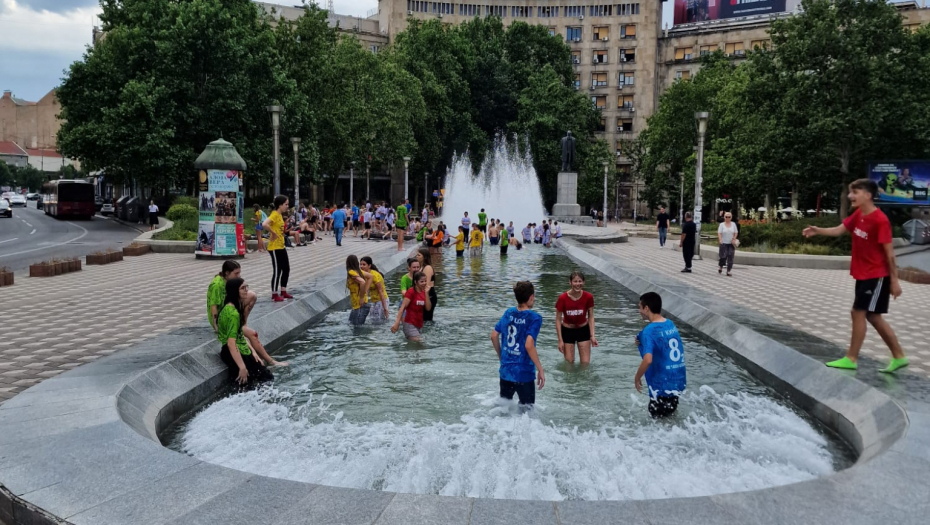 KUPANJE U FONTANI, TRUBAČI I SRPSKE ZASTAVE Osmaci proslavili kraj jednog i početak novog životnog poglavlja (FOTO/VIDEO)