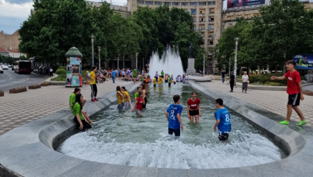 KUPANJE U FONTANI, TRUBAČI I SRPSKE ZASTAVE Osmaci proslavili kraj jednog i početak novog životnog poglavlja (FOTO/VIDEO)