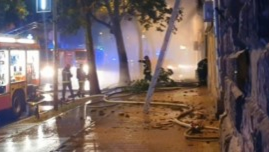 VATRENA STIHIJA U NOVOM SADU POD KONTROLOM Dim i dalje kulja, ulica zatvorena u oba pravca (VIDEO)