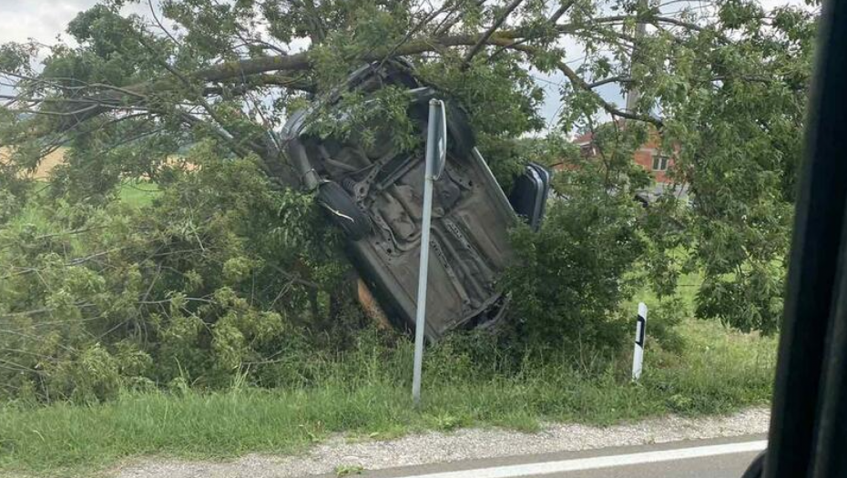 "NISAM MOGAO DA VERUJEM" Pogledajte gde je završio auto kad je sleteo s puta kod Topole (FOTO)