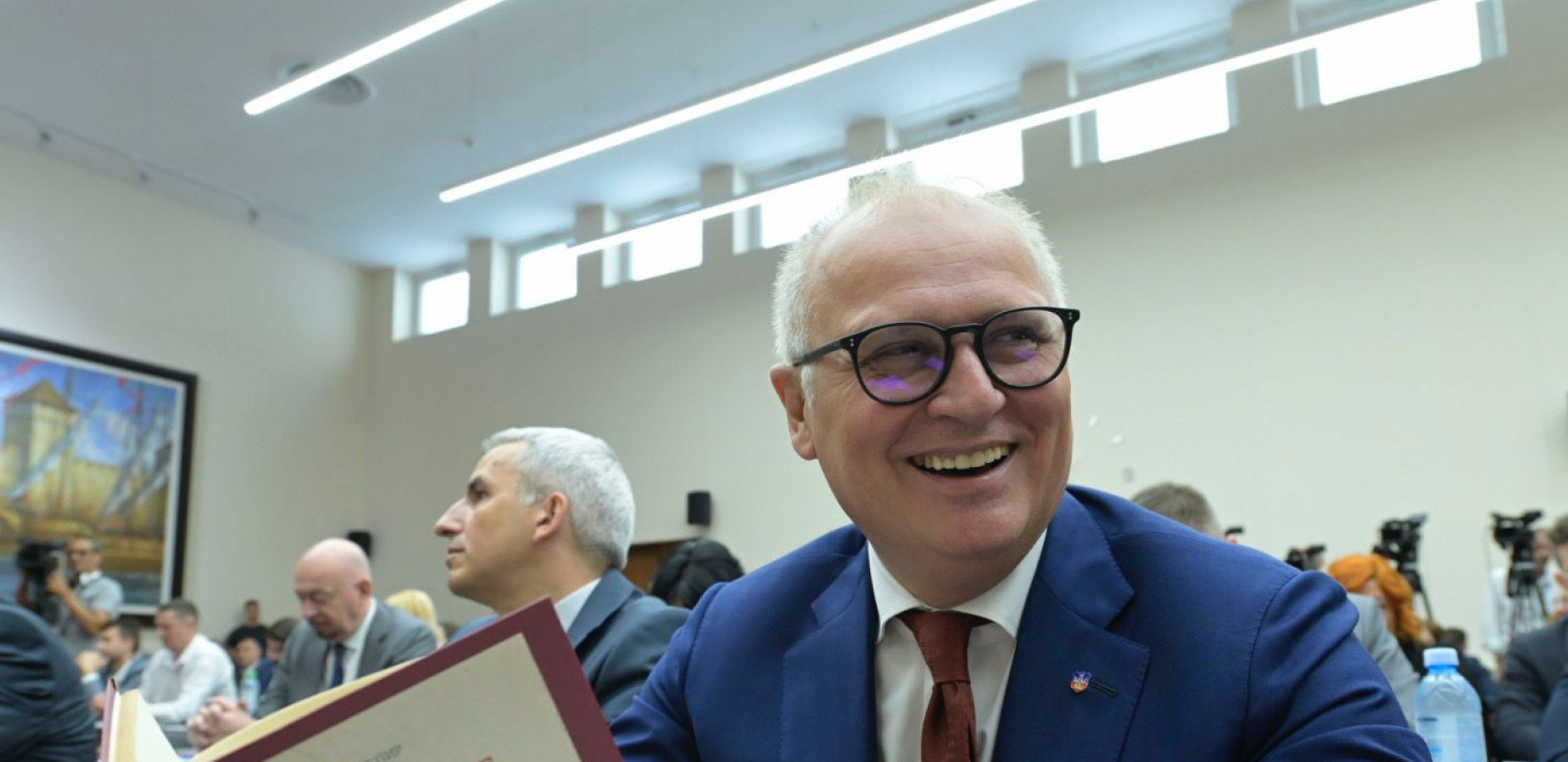 OSMEH NA LICU I KNJIGA U RUCI Evo šta Vesić čita na sednici Skupštine grada (FOTO)