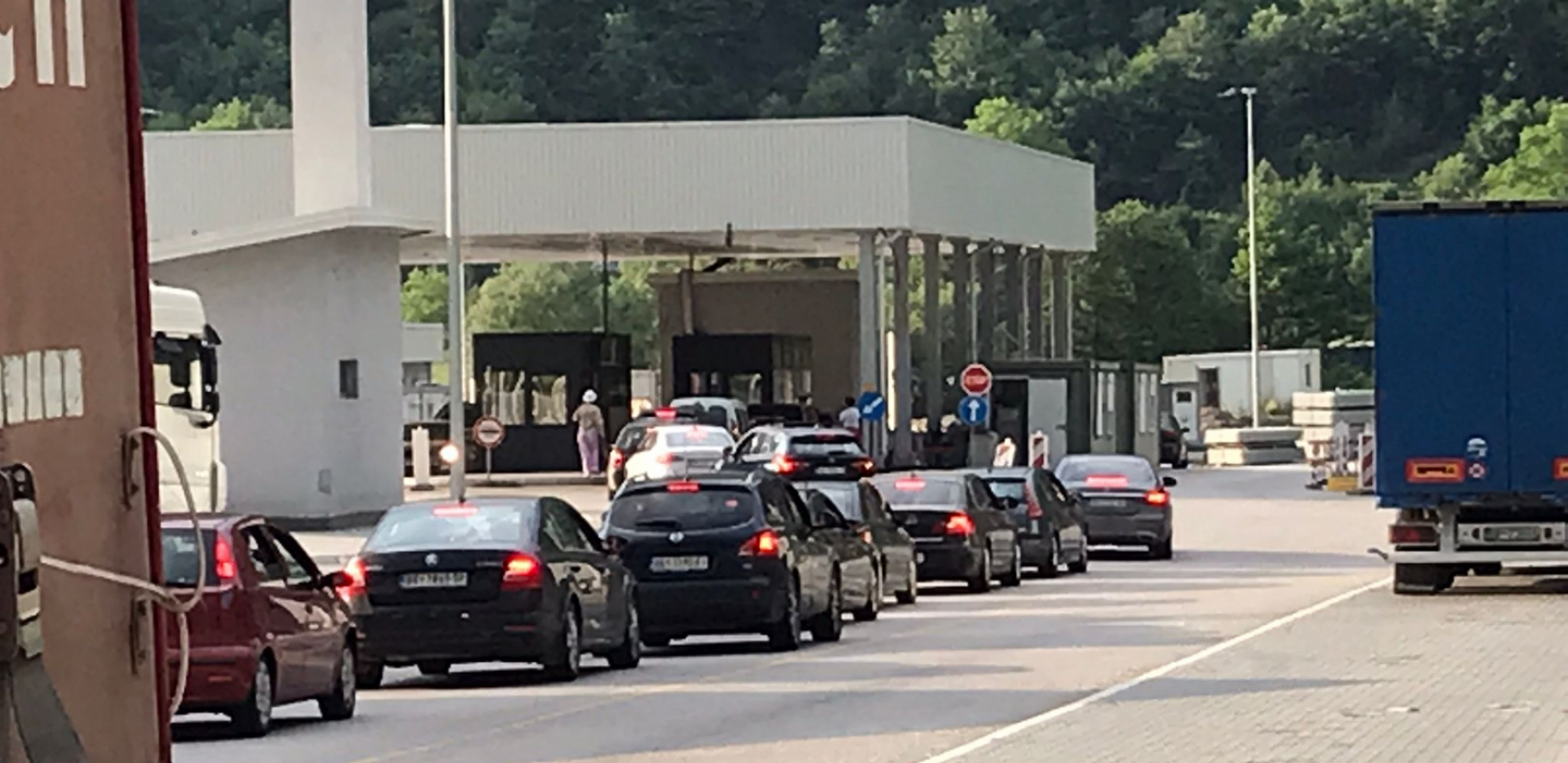 POKUŠAJ KRIJUMČARENJA NA GRADINI Carinici u kamionu pronašli velike količine nakita i firmirane robe (FOTO)