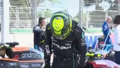 STRAŠNE MUKE Hamilton jedva izašao iz bolida, leđa ga uništavaju (VIDEO)