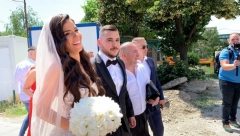 LUKSUZNI AUTOMOBILI, TRUBAČI I ELEGANTE TOALETE Trajkovići pristigli ispred Hrama Svetog Save (FOTO+VIDEO)