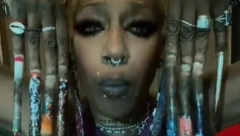 PUŠTA SVOJE NOKTE DUŽE OD 30 GODINA Ne razmišlja o tome da ih skrati (VIDEO)