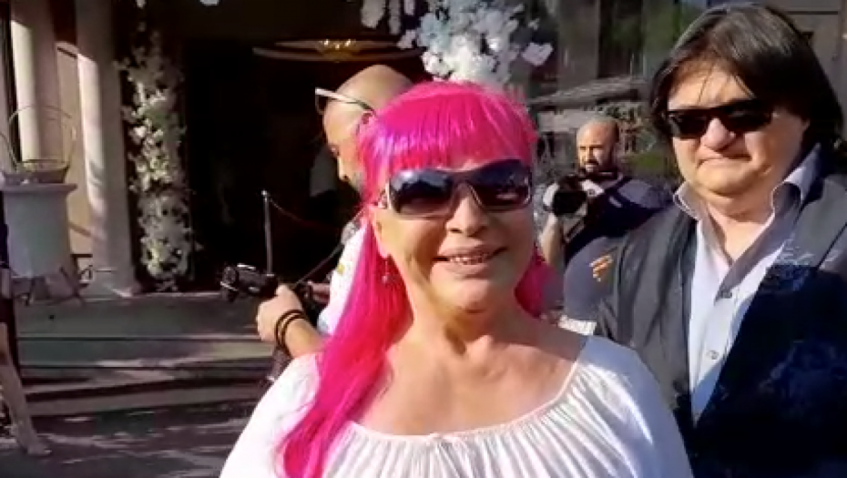 VENČANJE ĐANIJEVOG SINA: Zorica Brunclik prvi put u javnosti sa celom porodicom, a evo šta je pevačica imala da poruči (VIDEO)