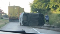 SAOBRAĆAJNA NESREĆA KOD GOLUPCA Automobil se prevrnuo i ostao nasred ulice (FOTO)