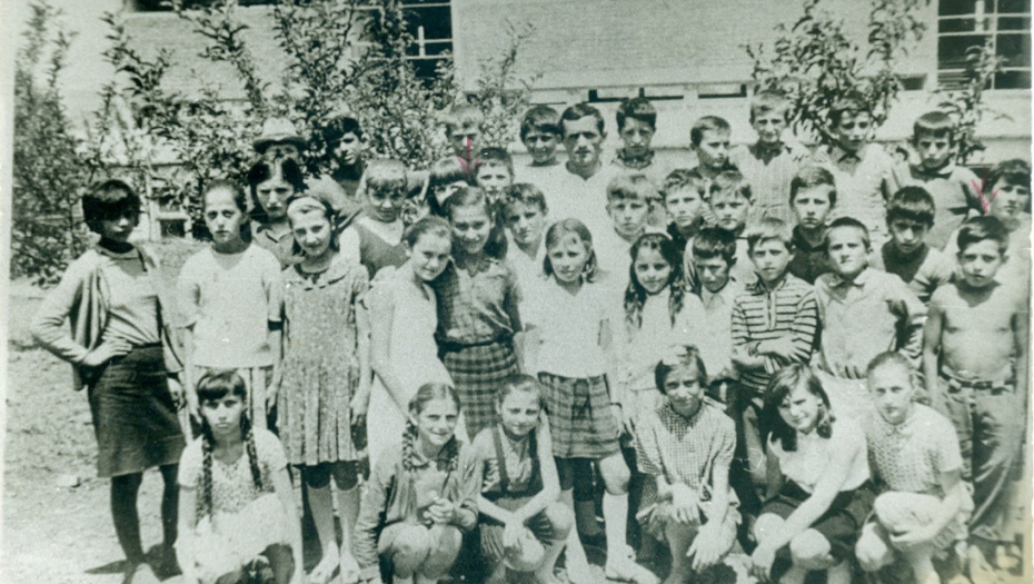 BILA JE TOLIKO SIROMAŠNA DA IZ DETINJSTVA IMA SAMO JEDNU FOTOGRAFIJU Danas je postala najtraženija pevačica u Srbiji! (FOTO)