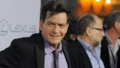 KOMŠINICA POKUŠALA DA UBIJE ČARLIJA ŠINA Pomahnitala žena davila kontroverznog glumca iz hit serije