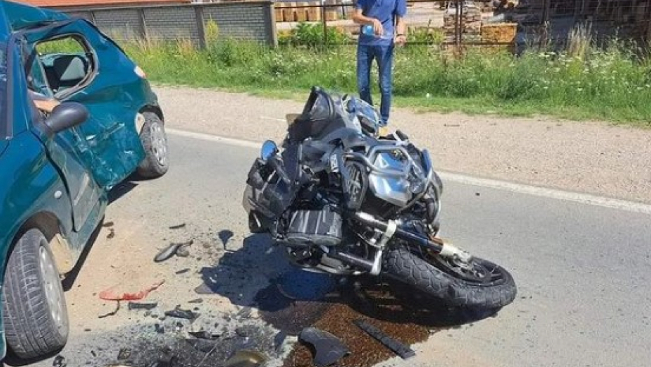 I DETE POVREĐENO U UDESU U NIŠU Vozaču motora od udara spala nanogica, devojka letela 20 metara