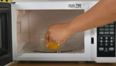 KAJGANA IZ  MIKROTALASNE Najbrže spremanje jaja, bez prskanja ulja po celoj kuhinji (VIDEO)