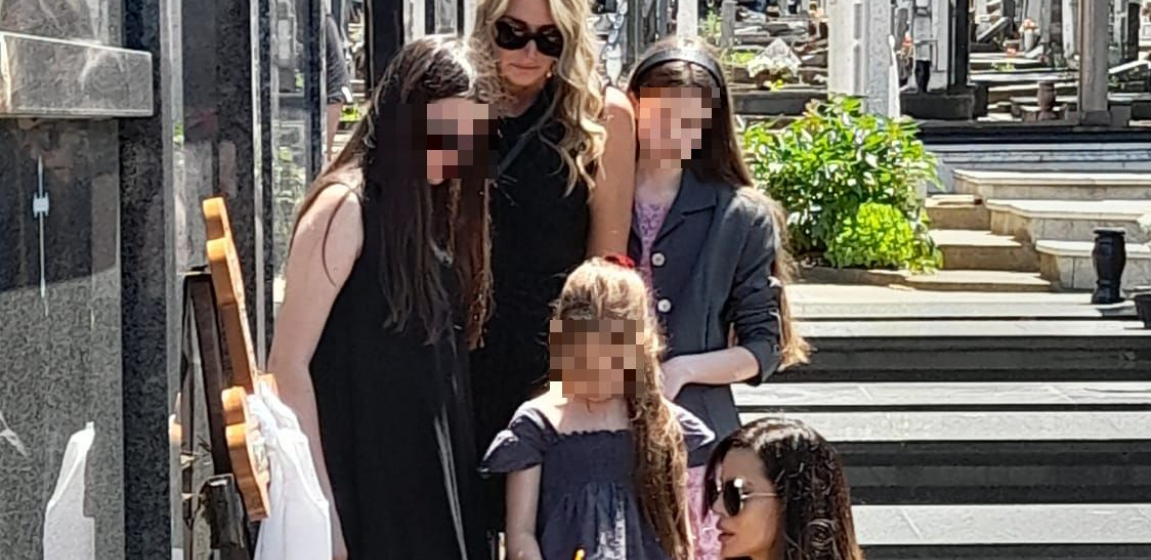 POMEN VIDOJU RISTOVIĆU: Tuga na Novom groblju, majka i otac neutešni plaču iznad groba, Nikolina u društvu njegove bivše žene (FOTO)