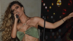 CRVENA ČIPKA PREKO INTIMNIH DELOVA Tea Tairović na nastupu u provokativnom izdanju, sve se providelo (FOTO)