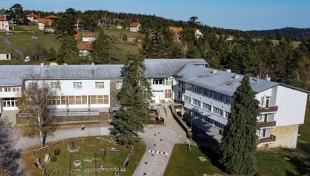 DECI POSLUŽILI SMRDLJIVU KAJGANU? Nastavlja se crni niz zaražavanja dece salmonelom na rekreativnoj nastavi i ekskurzijama širom Srbije