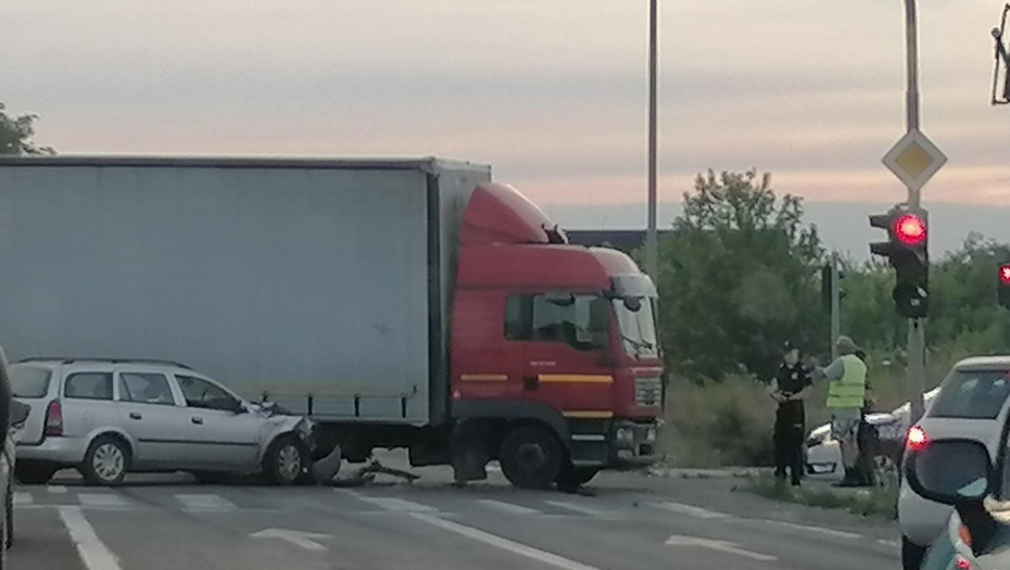 KARAMBOL KOD NOVIH BANOVACA Sudarili se kamion, autobus i još nekoliko automobila!
