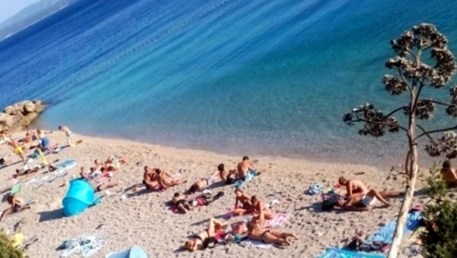 SRBIN PROZVAO "PARADAJZ TURISTE" Haos na društvenim mrežama - "Cela plaža se guši u mirisima pasulja i sarme"