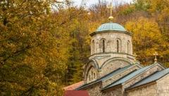 UŠUŠKAN NA OBRONCIMA KOSMAJA Na spoljnom zidu manastira, usled vremenskih prilika pojavio se lik Presvete Bogorodice!