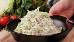 BRŽE SE SPREMA OD ORIGINALNE VERZIJE: Ruska salata sa ovim sastojkom je pravi hit, namirnica koja menja ceo ukus jela