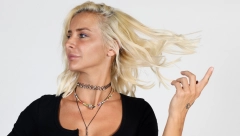 NE PRESTAJE DA ŠOKIRA Milica Dabović usijala mreže, skinula se, pa pozirala u tangama (FOTO)