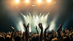 Poznati pevač prekinuo nastup i sprečio ženu da se ubije