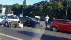 LANČANI SUDAR U SMERU KA NOVOM BEOGRADU Saobraćajna nezgoda kod Hitne pomoći (FOTO)