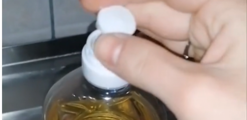 ZNATE ONAJ MALI ČEP NA FLAŠI ULJA? Okrenite ga naopačke - odličan trik za koji niko nije čuo (VIDEO)