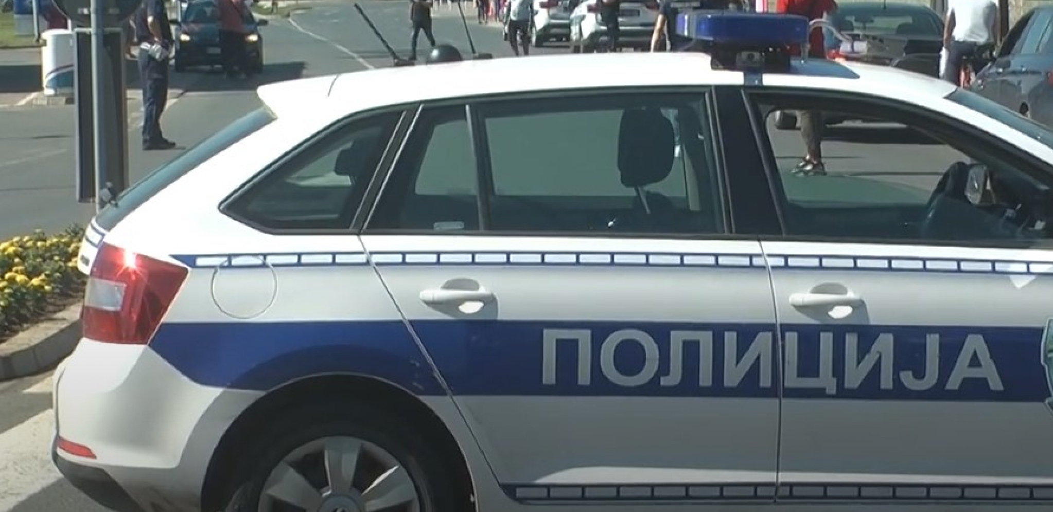 BIZARAN INCIDENT NA KARABURMI Iz čista mira tukla i čupala radnicu prodavnice, snimak šokirao Srbiju! (VIDEO)