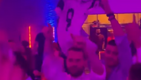 OVO SE MOŽE VIDETI SAMO U SRBIJI Mladoženja tokom svadbe navukao dres preko košulje, zapevao poznatu pesmu i tada je nastala prava ludnica (VIDEO)