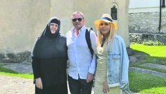 MOLITVA ZA KATAR Piksi obilazi Srbiju uzduž i popreko, posetio i manastir (FOTO/VIDEO)