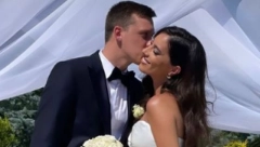 PRŠTE POLJUPCI I ZAGRLJAJ! Romantični trenuci Marije Egelje sa suprugom (VIDEO)