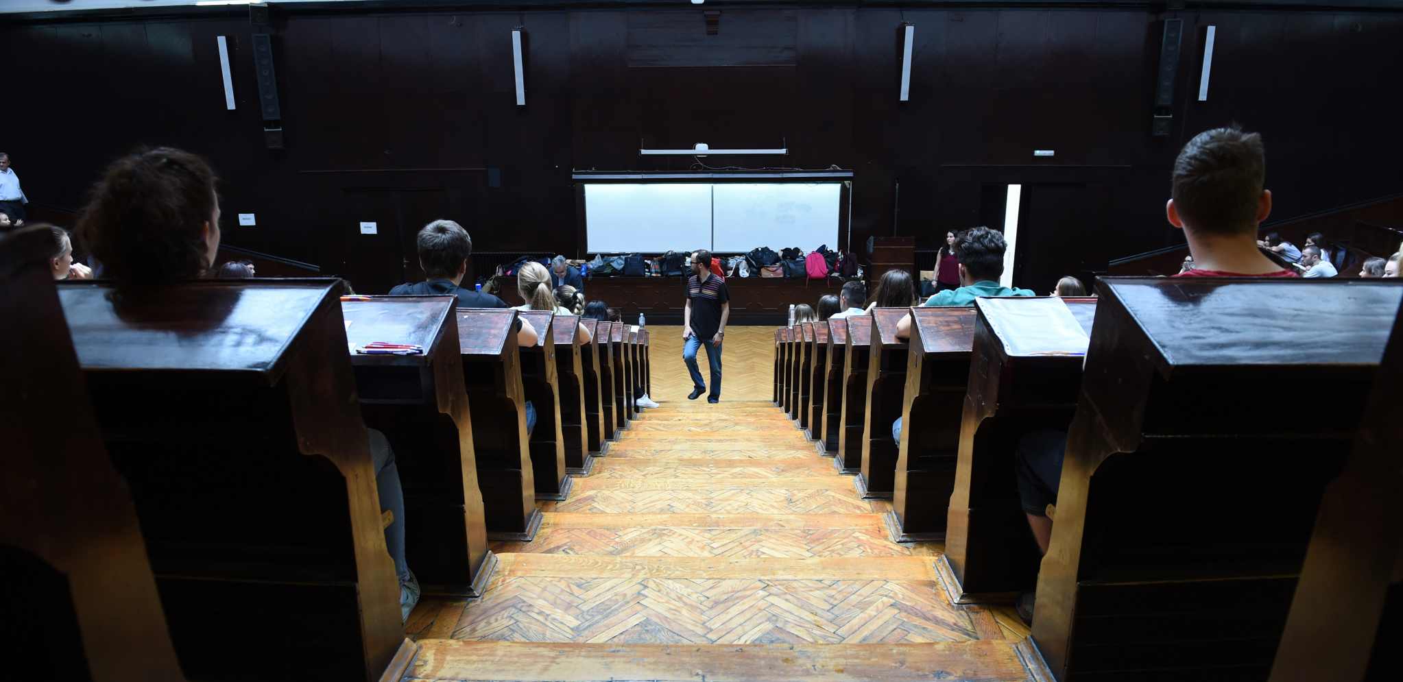 BRUCOŠI, SPREMITE SE! Ovo su CENE školarina na beogradskim fakultetima, JEDAN od njih prednjači!